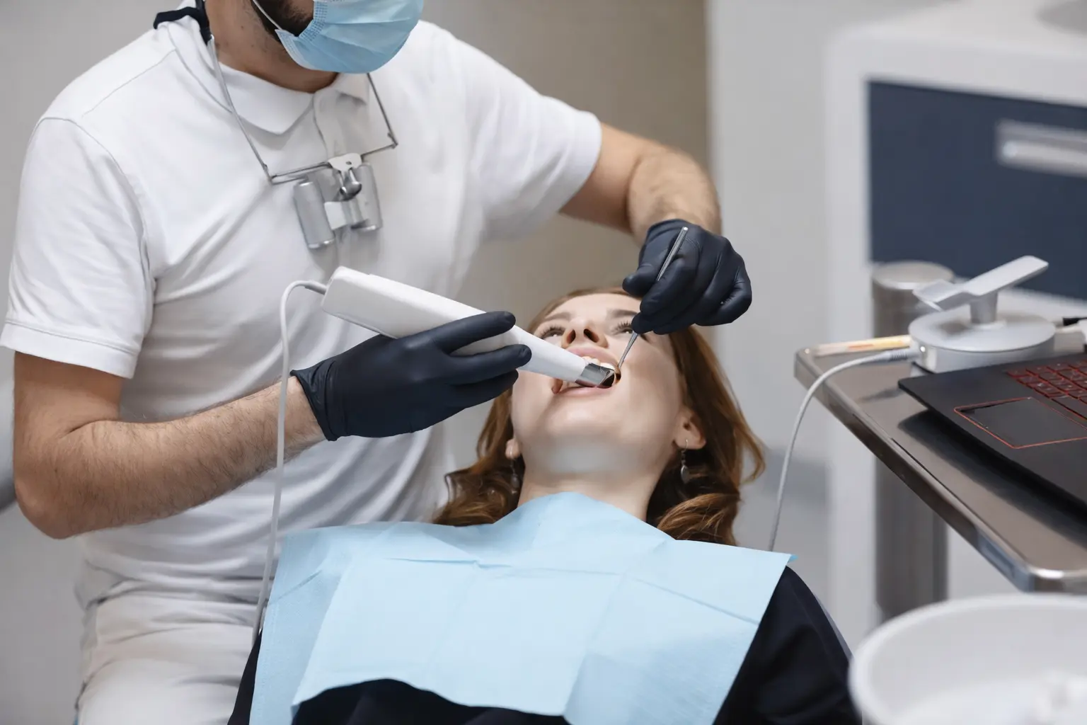 Paciente em escaneamento digital com interação humana, ambiente claro, moderno e calmo