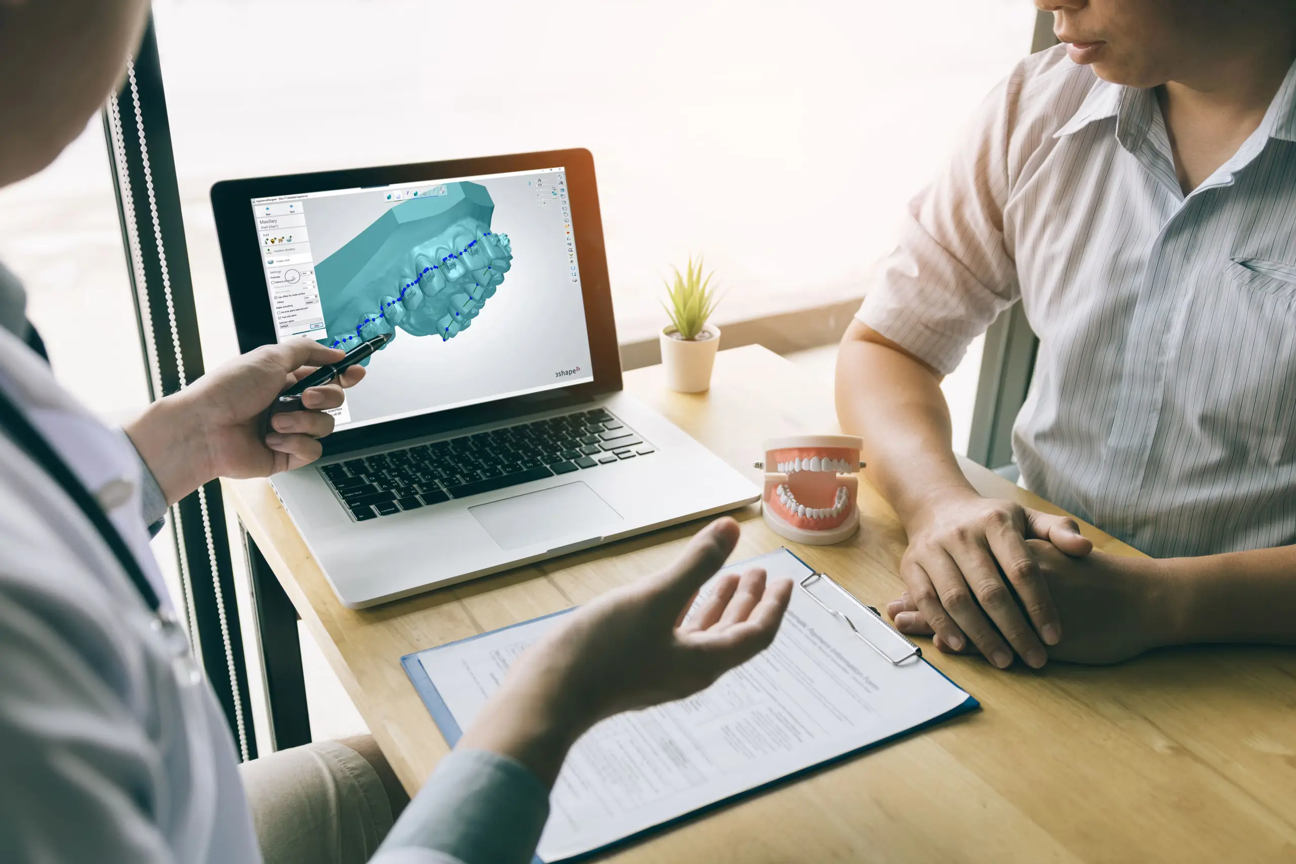 Paciente em escaneamento digital com interação humana, ambiente claro, moderno e calmo