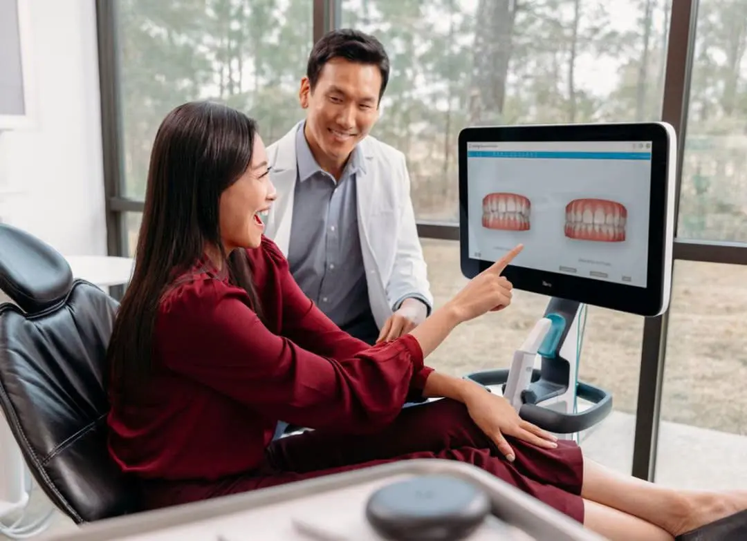 Profissional realizando planejamento digital ortodôntico em paciente