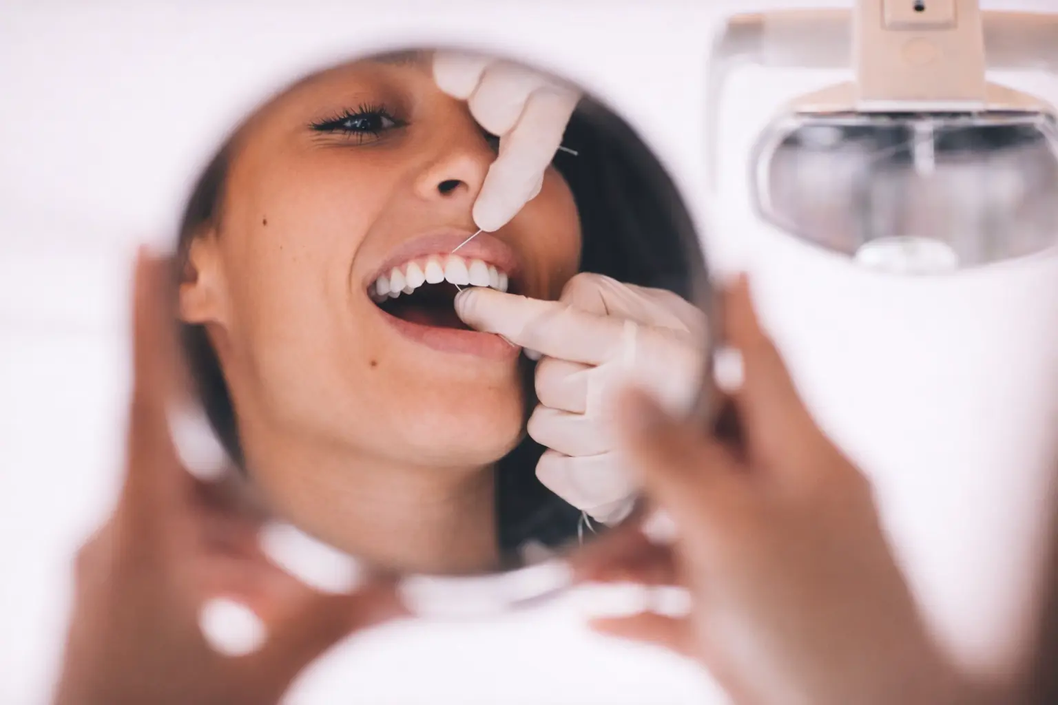 Profissional realizando avaliação dental em paciente