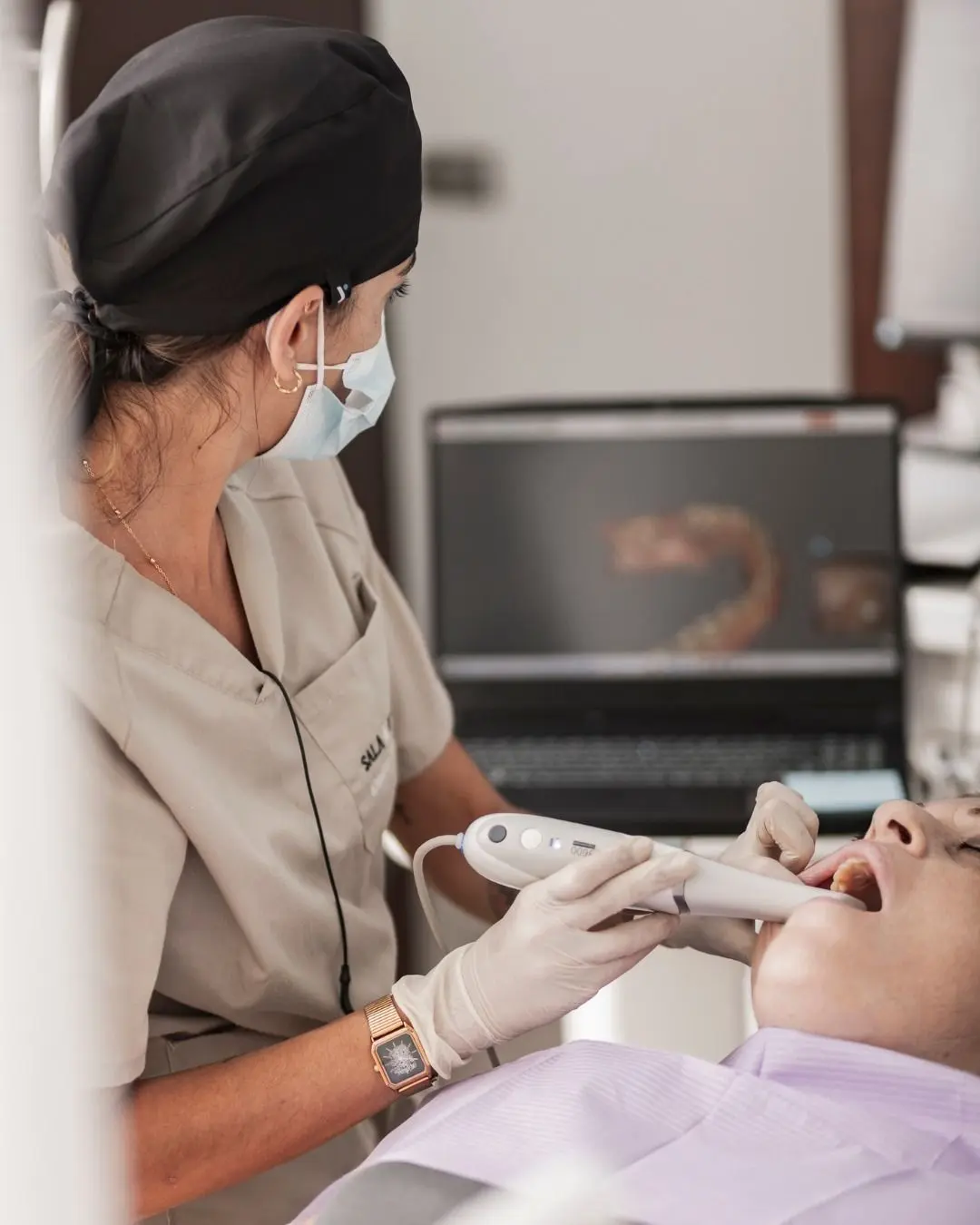 Profissional realizando limpeza dental em paciente