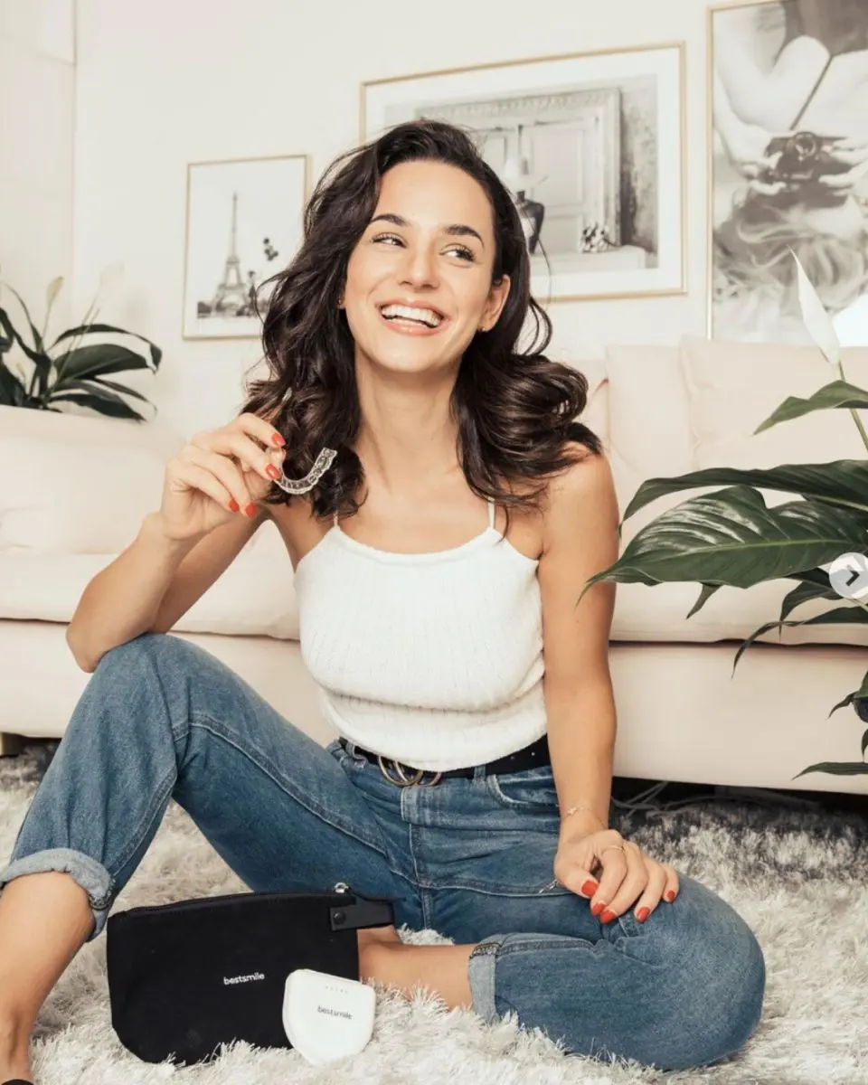 Paciente utilizando alinhadores transparentes