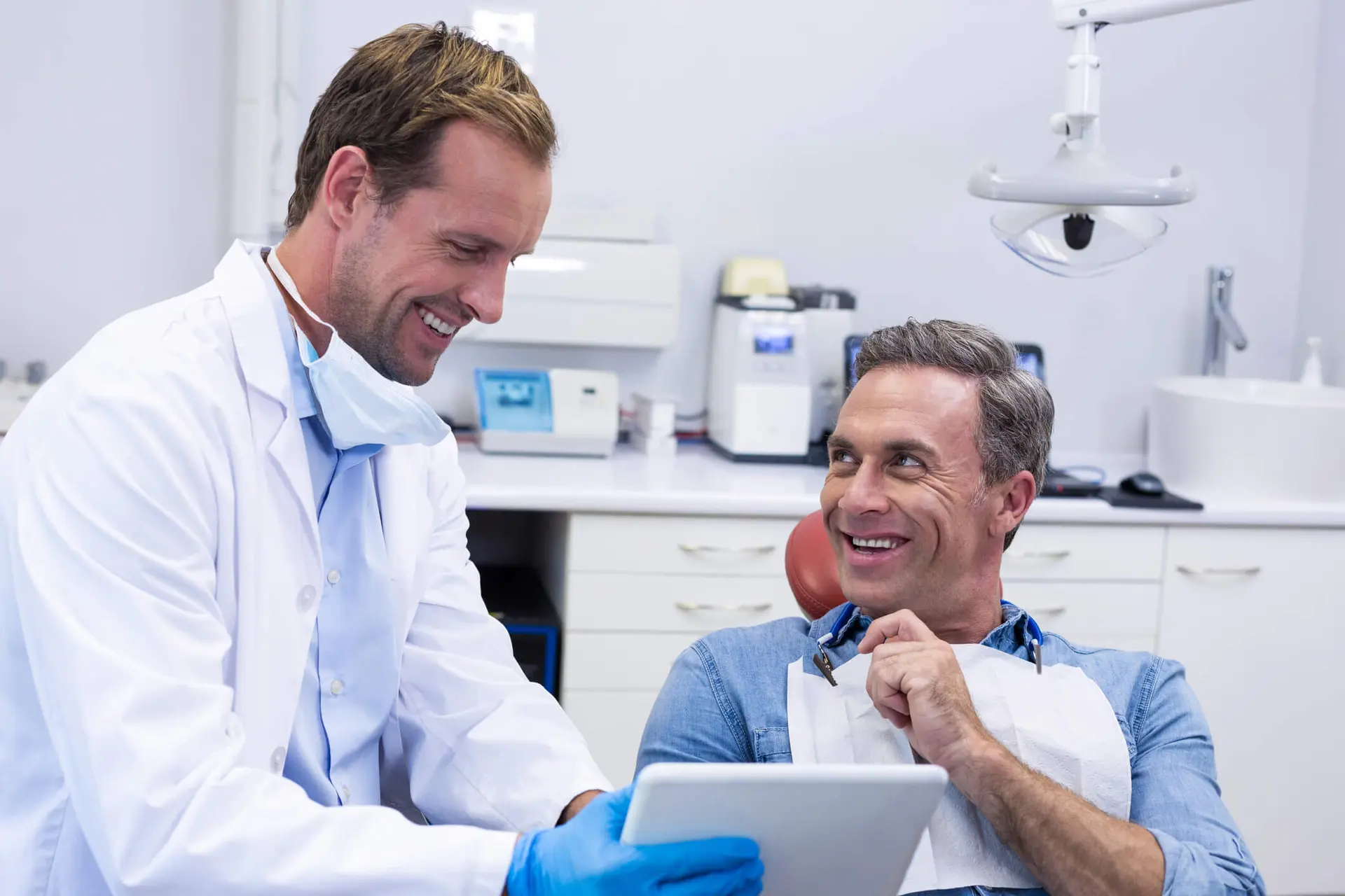 Profissional realizando cirurgia de implante dental em paciente