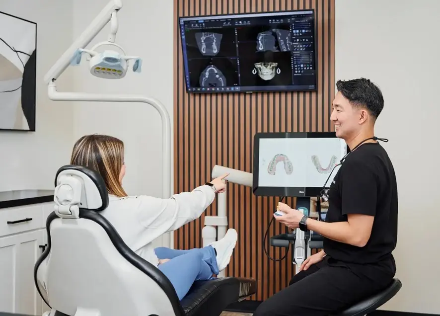 Paciente em escaneamento digital com interação humana, ambiente claro, moderno e calmo