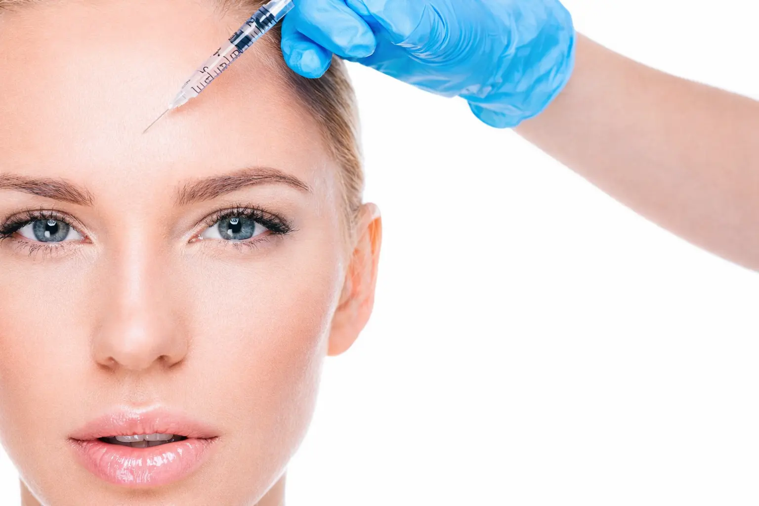 Paciente sorrindo após procedimento de harmonização orofacial