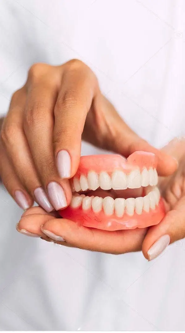 Paciente sorrindo após colocação de prótese dentária
