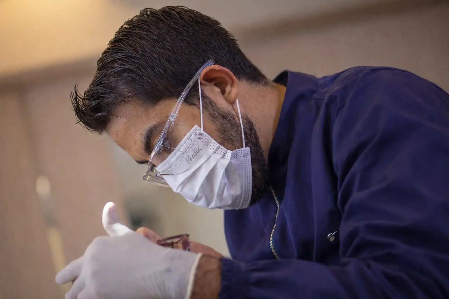 Imagem de um dentista atendendo um paciente